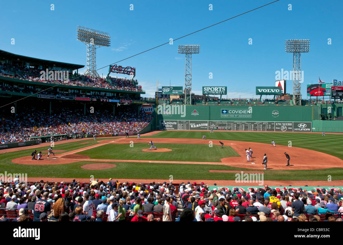 Une grande partie de baseball professionnel de jour au célèbre historique Fenway Park à Boston avec monstre vert Banque D'Images