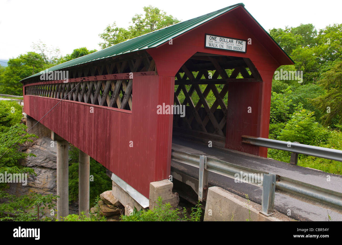 Les ponts couverts du Vermont par un dollar de la rivière Pont Chiselville  Fine à Arlington VT 1870 rouge en bois bois Photo Stock - Alamy