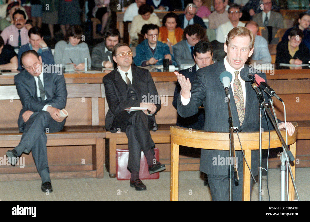 Le président tchèque Vaclav Havel sur le stand wittness au cours d'un procès avec l'ancien ministre communiste de l'intérieur Frantisek Banque D'Images