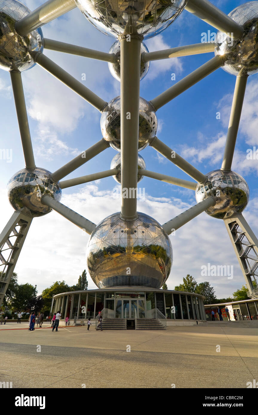 Close up vertical des neuf sphères réfléchissantes et l'entrée de l'Atomium monument situé dans le parc du Heysel contre un ciel bleu. Banque D'Images