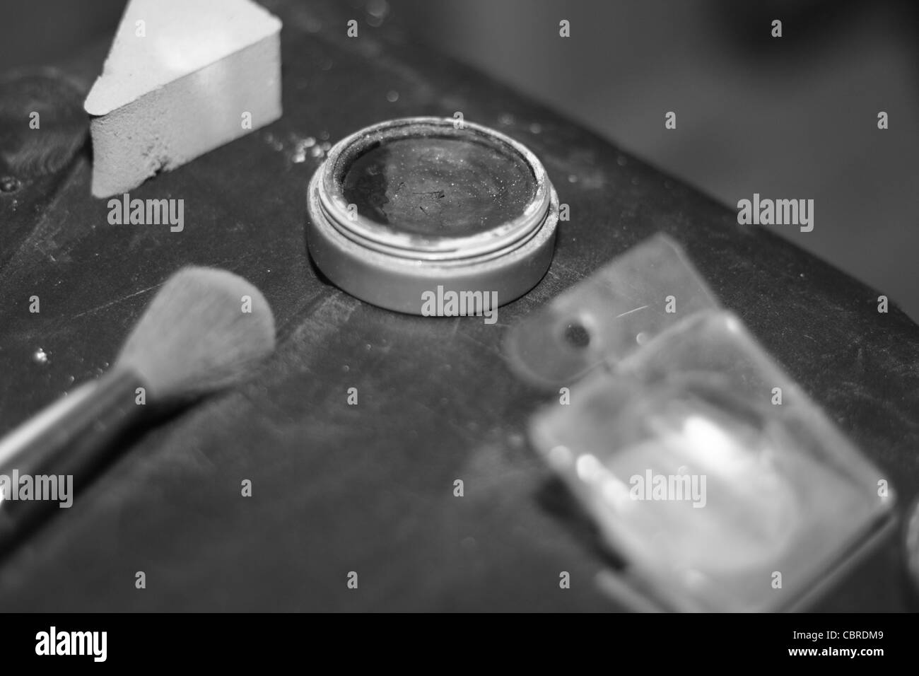 L'équipement utilisé make-up située au-dessus d'une valise Banque D'Images