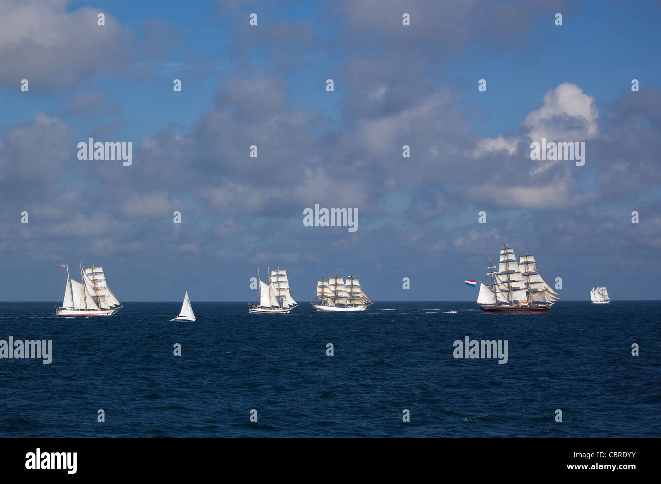 Les grands voiliers au départ de Kristiansand sur leur chemin vers la mer pour la course des grands voiliers Banque D'Images