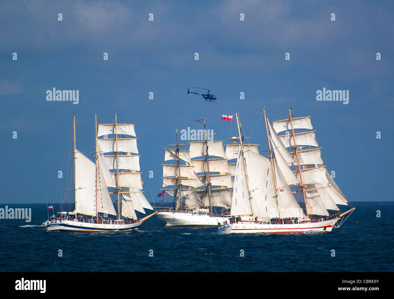 Les grands voiliers au départ de Kristiansand sur leur chemin vers la mer pour la course des grands voiliers Banque D'Images
