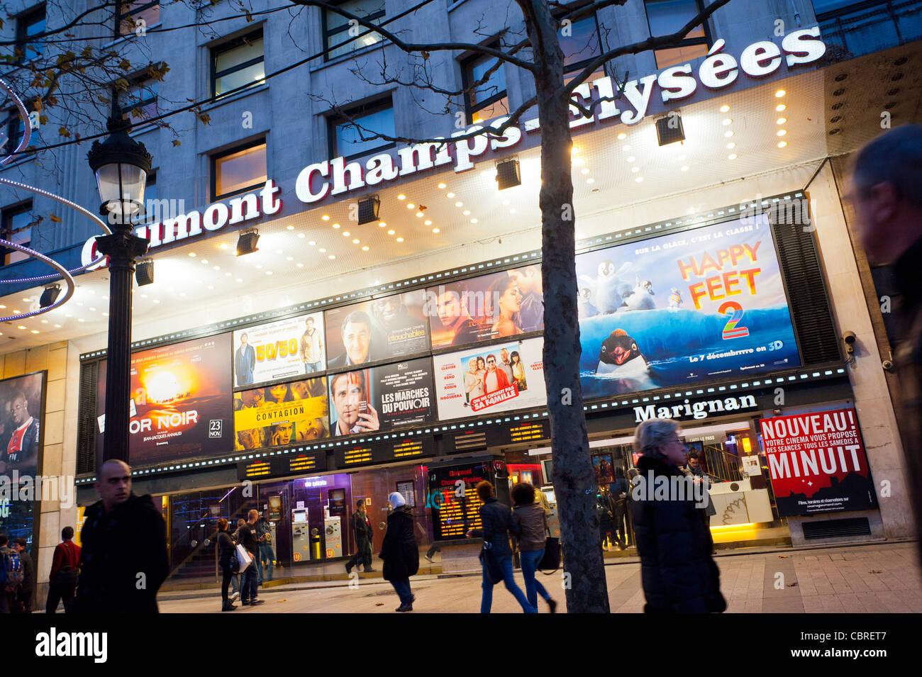 Paris, France, Cinéma français Gaumont, façade de nuit, extérieur sur l'avenue des champs-Elysées, foule, lumières, scène de rue Banque D'Images