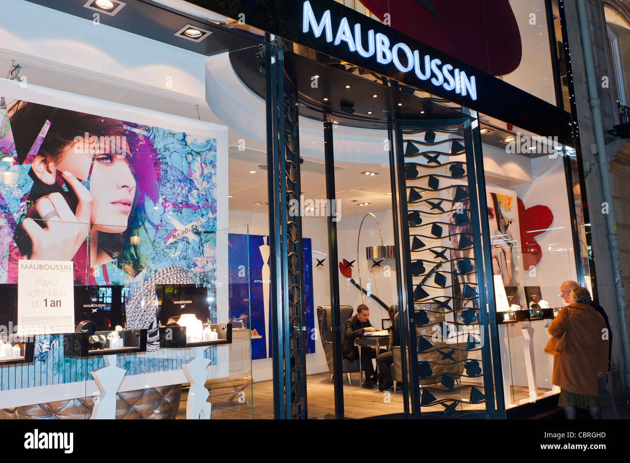 Paris, France, Shopping 'Mauberssin', Boutique de marques de bijoux, la  nuit sur l'avenue des champs Elysées, vitrine de la boutique Photo Stock -  Alamy