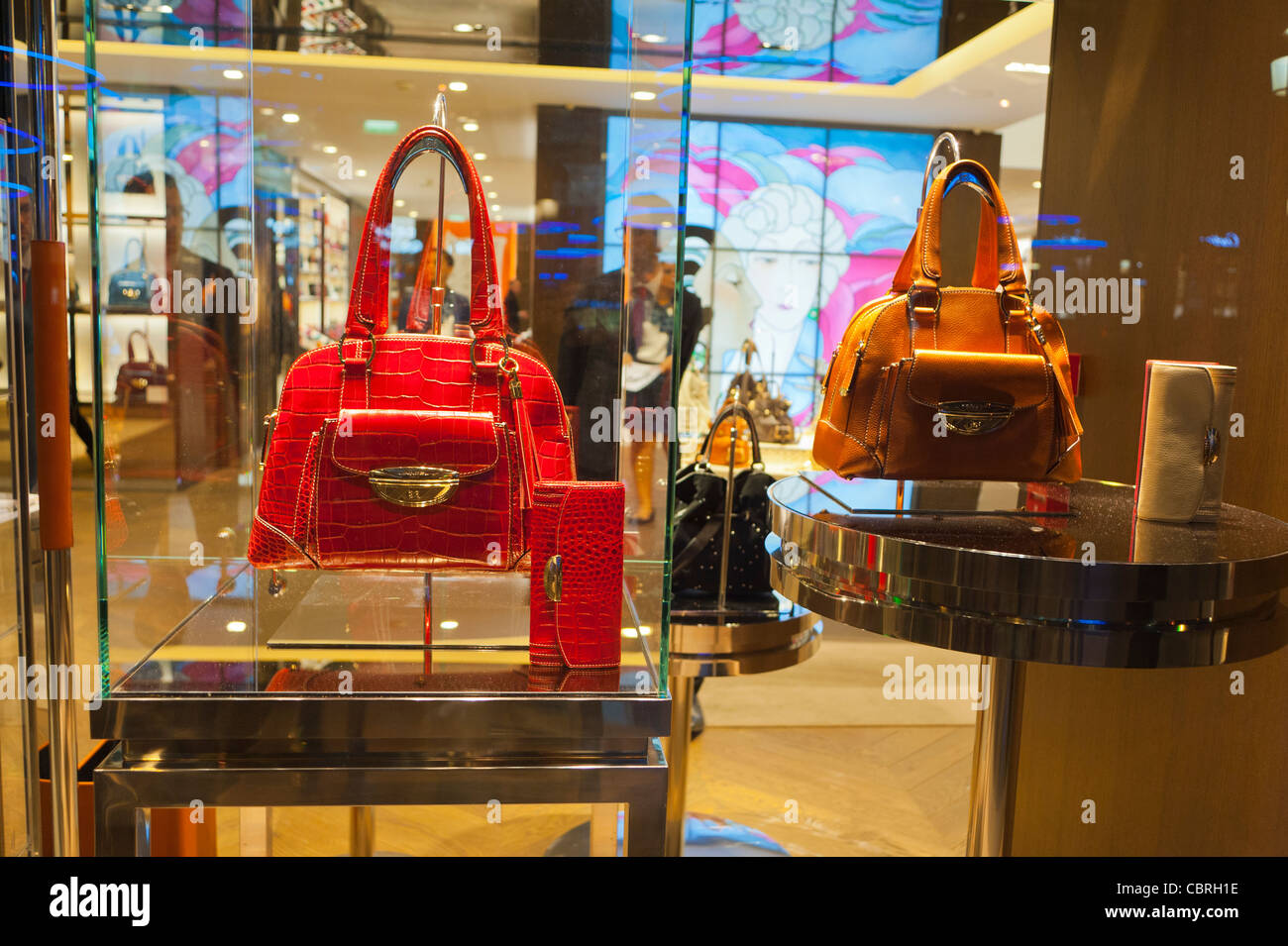 Paris, France, détail, magasin de vêtements de luxe, Lancel, vitrine de sacs  à main de la femme sur l'affichage sur l'Avenue des Champs Elysées, les  étiquettes de mode Photo Stock - Alamy