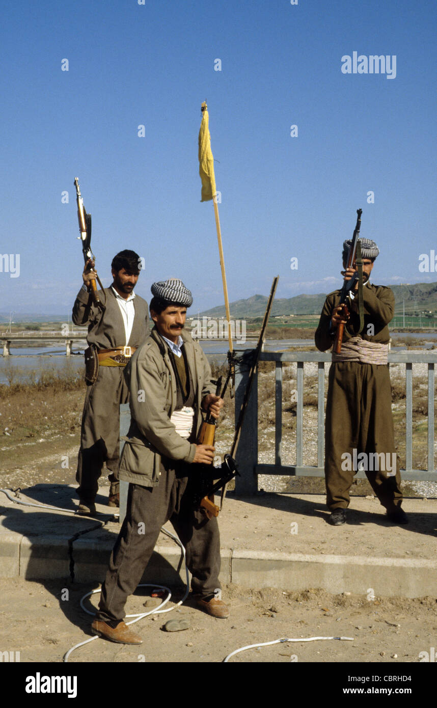 Soulèvement kurde contre Saddam Hussein, mars 1991. Combattants peshmergas kurdes à Zakho prendre des positions de l'armée iraquienne. Banque D'Images