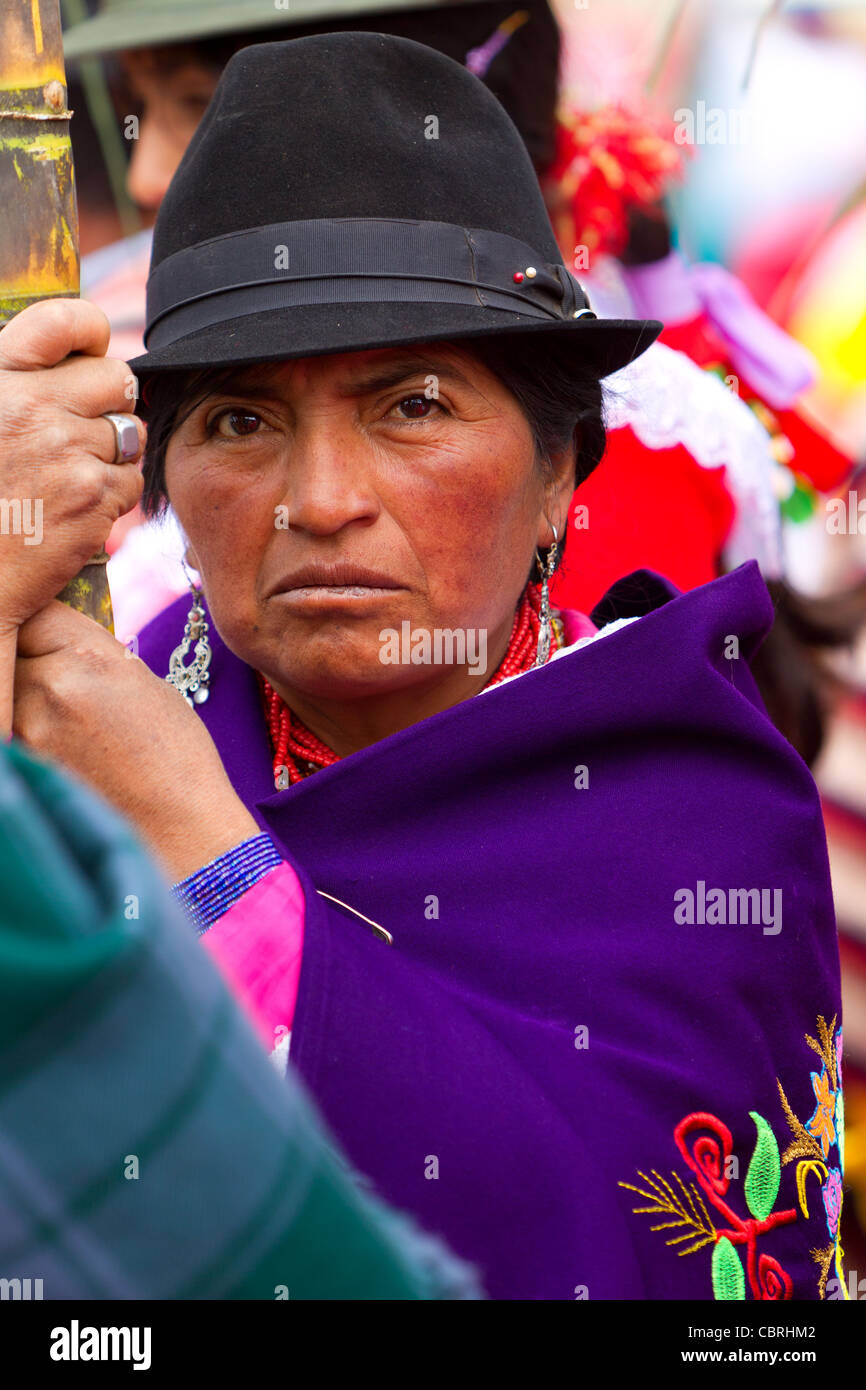 Paysan habillé en costume traditionnel attend le début d'Inti Raymi Festival Banque D'Images