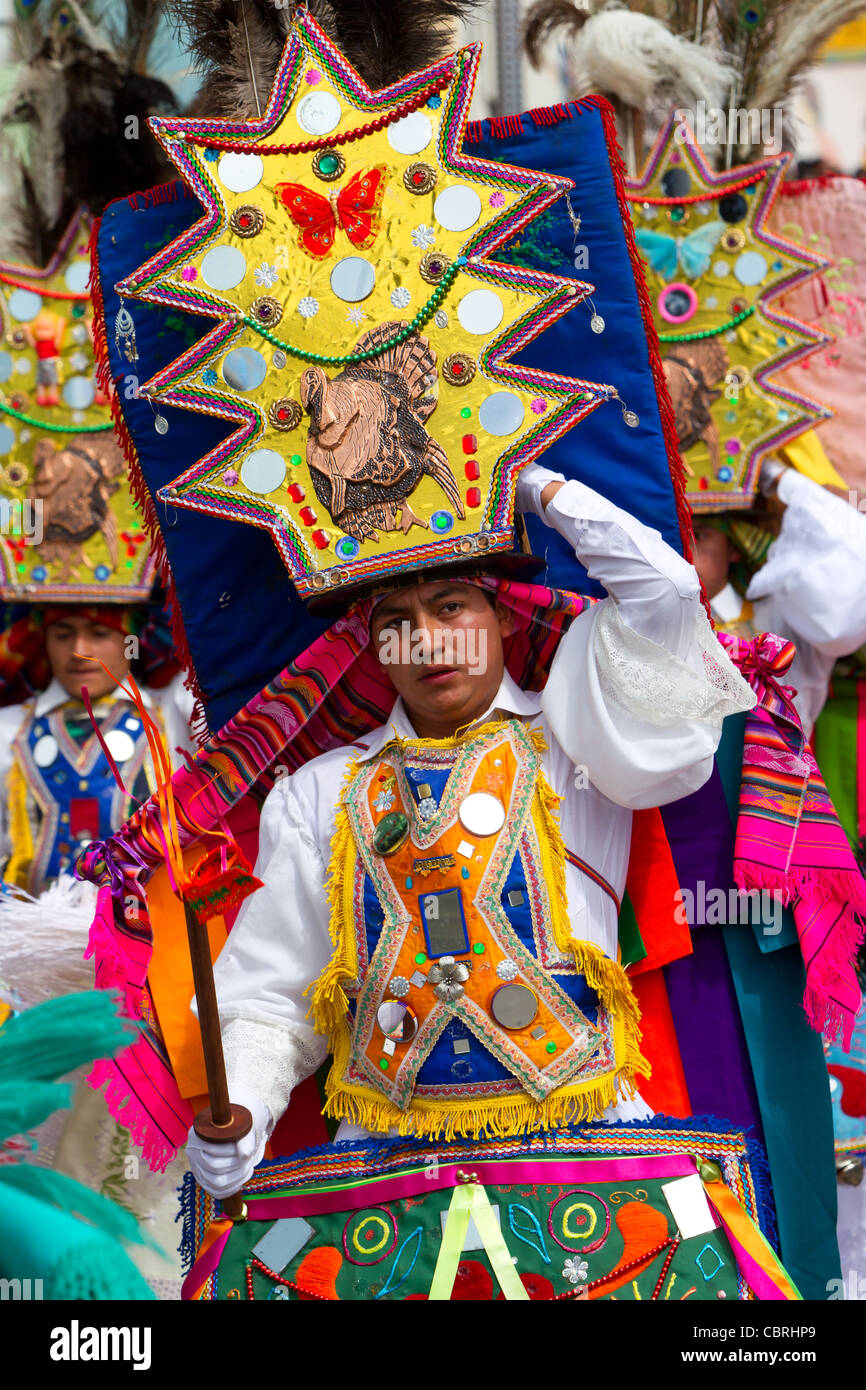 Groupe d'homme vêtu de costumes colorés traditionnels dans les rues de Pujili Inti Raymi Festival Banque D'Images
