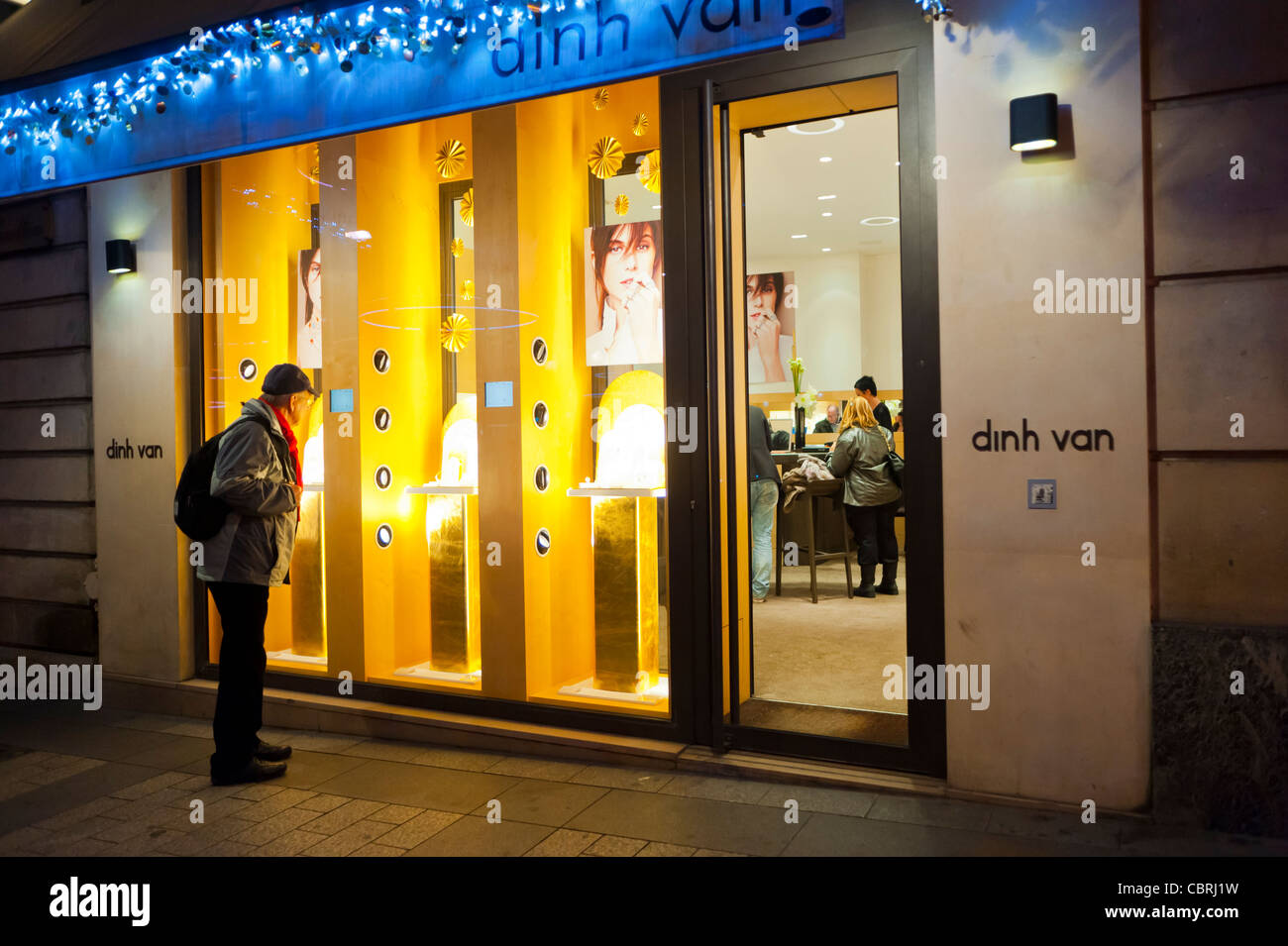 Paris, France, Man Window Shopping, Boutique de bijoux de luxe, 'Dinh Van'  Shop Front, la nuit sur l'avenue des champs Elysées, fenêtres la nuit Photo  Stock - Alamy