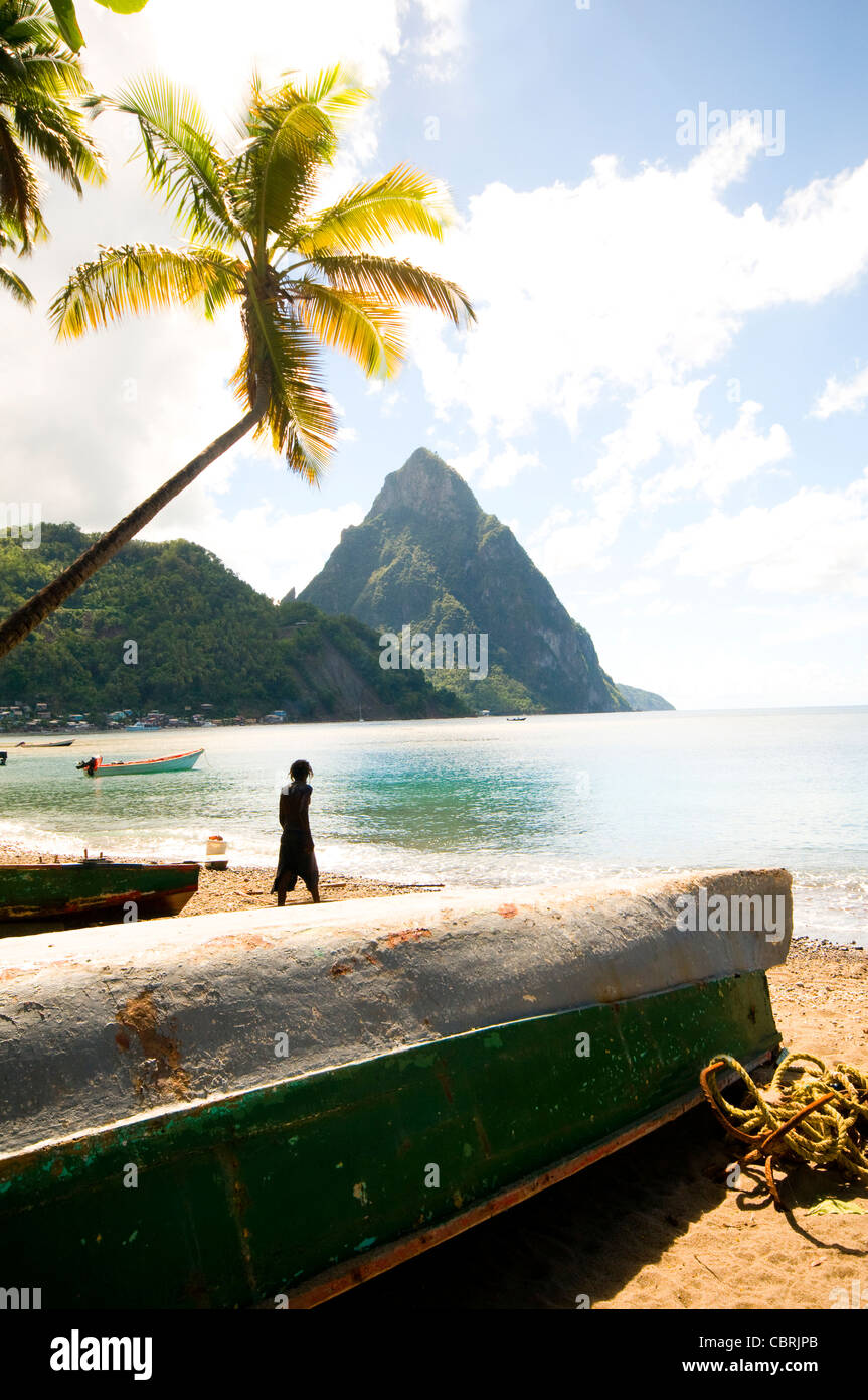 Sainte-lucie Caraïbes mer océan bateau de pêche bateau de pêche locale avec petit rasta rasta Rasta noir mâle homme pêcheur afri Banque D'Images