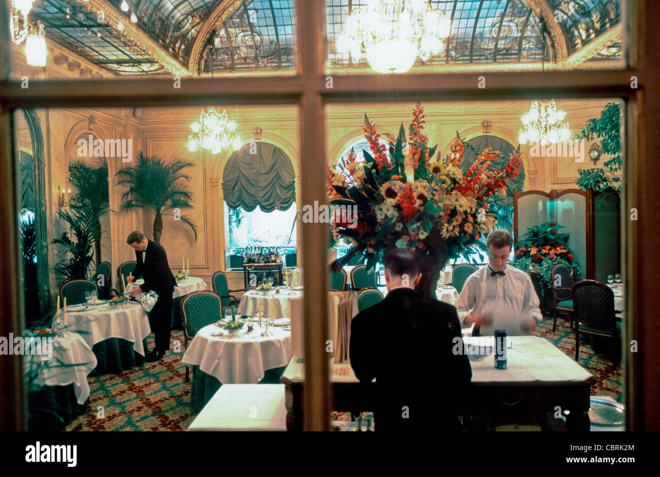 PARIS, France - le personnel du restaurant se prépare pour le service au restaurant français classique « les Élysées » de l'hôtel Vernet, intérieur de restaurant européen élégant, intérieur traditionnel, cadre luxueux Banque D'Images