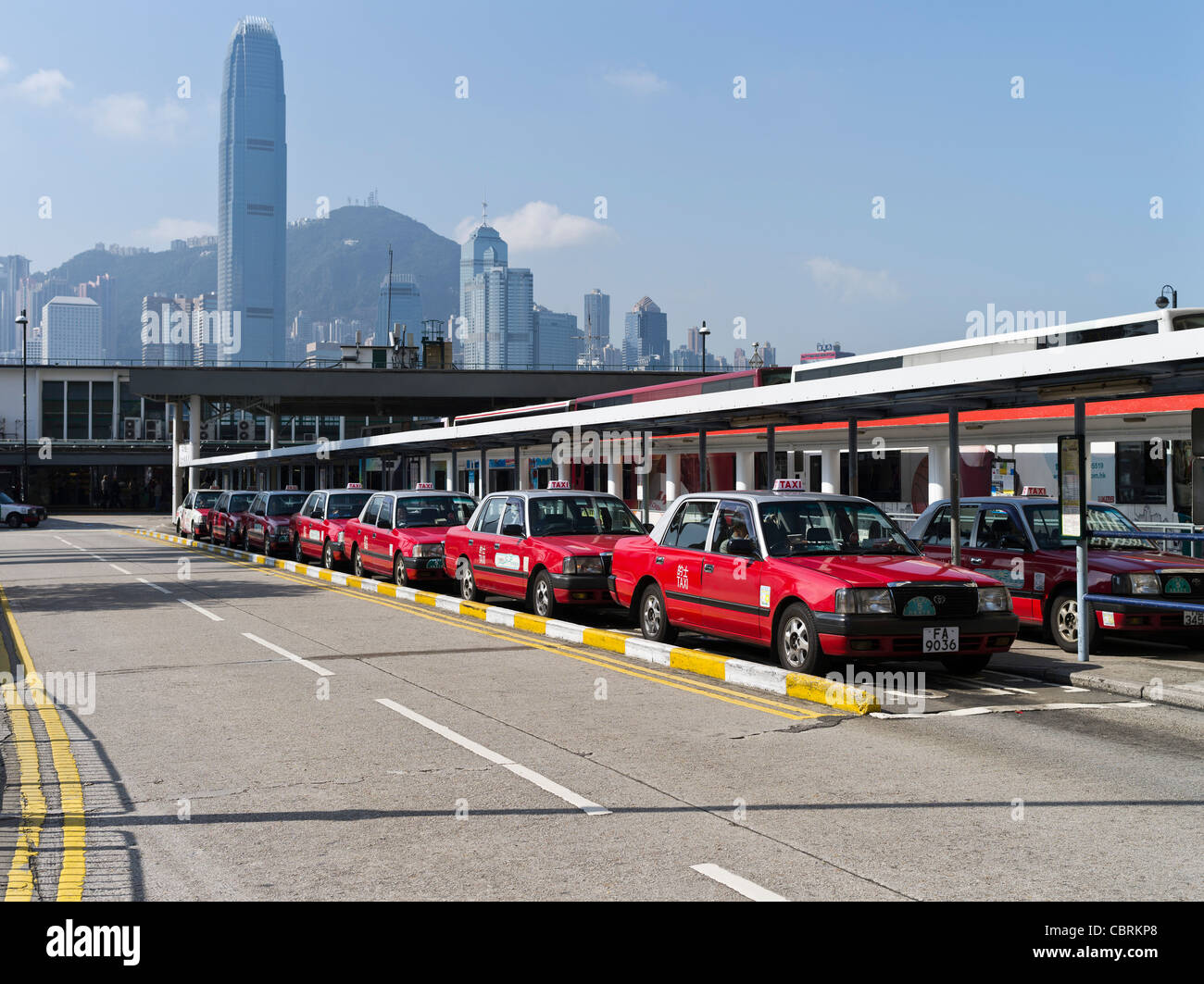 Dh Tsim Sha Tsui Hong Kong Tsim Sha Tsui Ferry Pier de taxi avec taxi rouge Banque D'Images