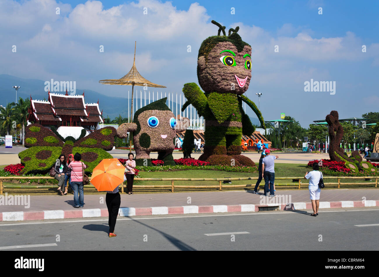 Cute cartoon grandes statues faites de plantes par l'entrée de Royal Flora Ratchaphruek à Chiang Mai Thaïlande Banque D'Images Cute cartoon grandes statues faites de plantes par l'entrée de Royal Flora Ratchaphruek à Chiang Mai Thaïlande Banque D'Images