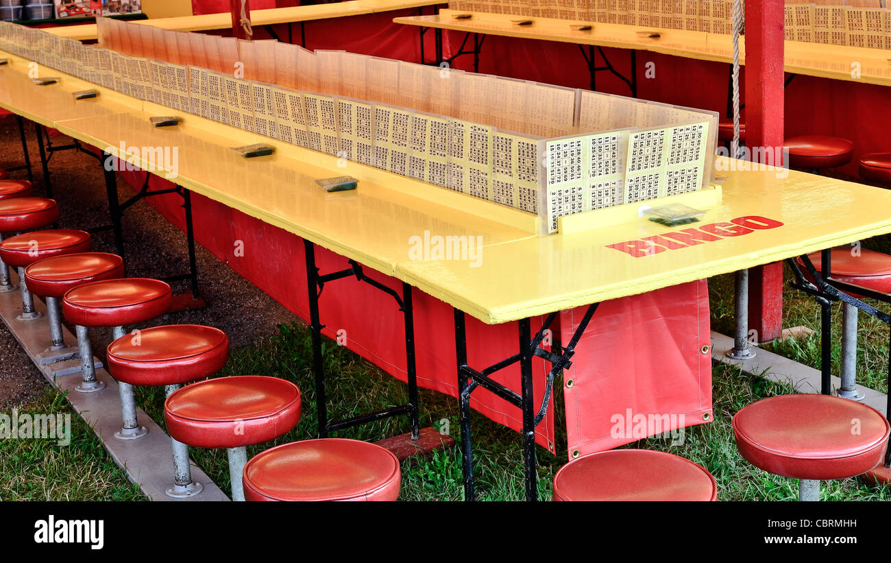 Tables de bingo et les tabourets sont prêts pour jouer à l'état juste en été. Banque D'Images
