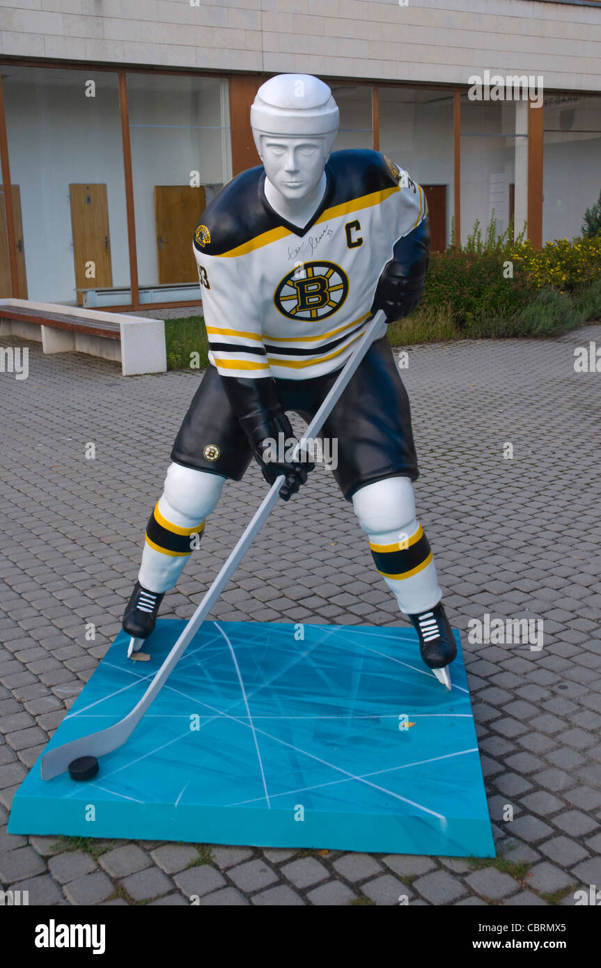 Statue de Zdeno Chara le plus grand joueur de la LNH et gagnant de la coupe Stanley avec les Bruins de Boston comme le capitaine Trenčín centrale Banque D'Images