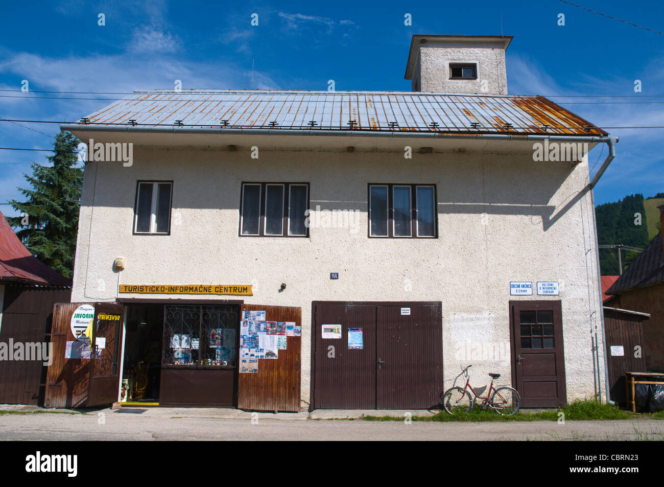 Immeuble de bureaux d'information touristique village Čičmany Žilina Slovaquie Région Europe Banque D'Images