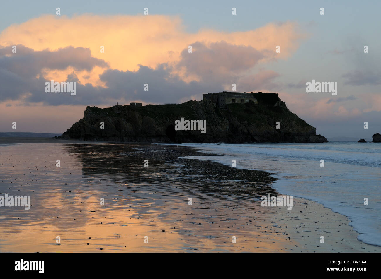 St Catherine's Fort au coucher du soleil de l'île South Beach de Tenby, Pembrokeshire Wales Cymru UK GO Banque D'Images