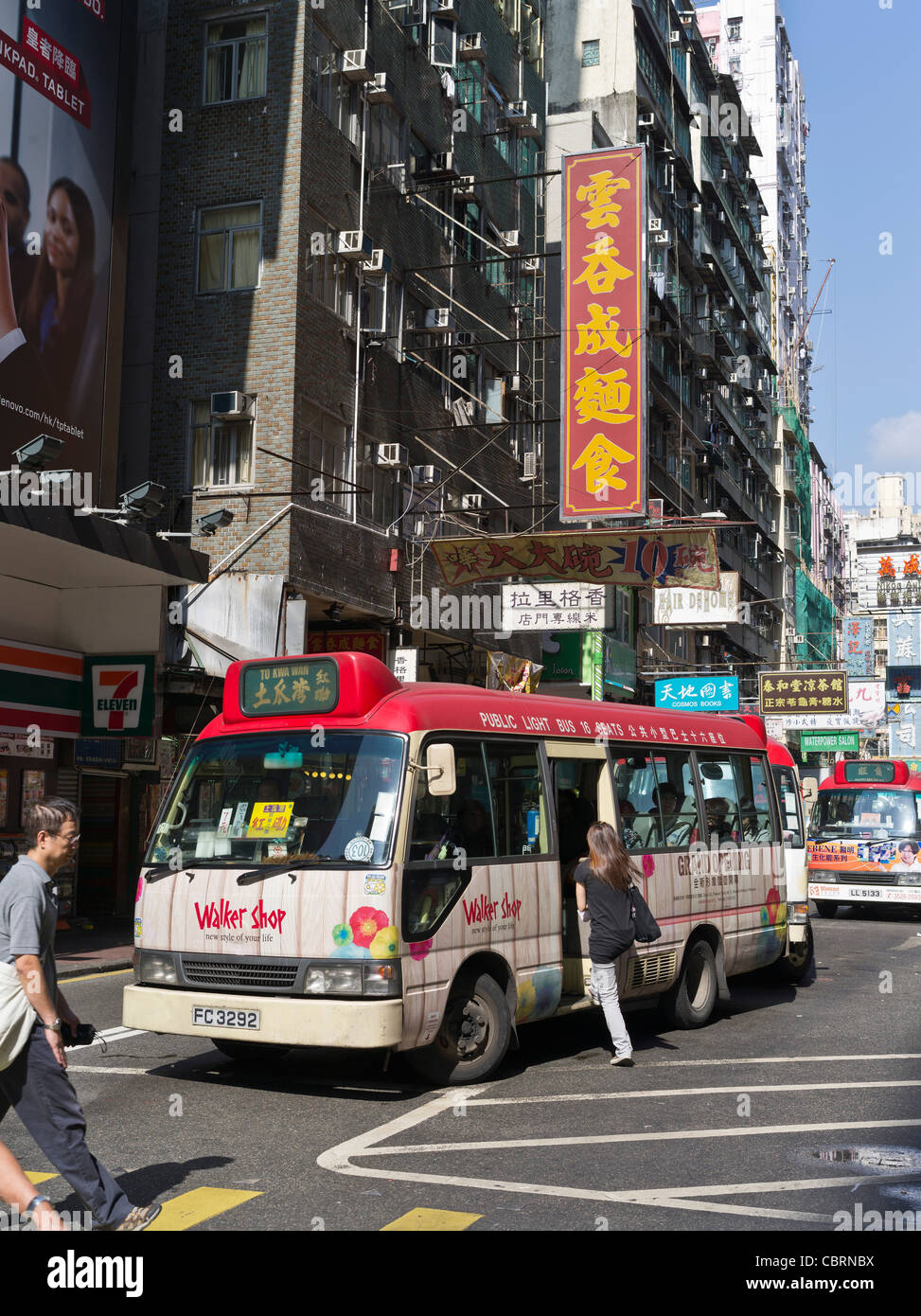 Rouge feu dh Public bus Mong Kok HONG KONG RMB d'embarquement des passagers minibus city street Banque D'Images