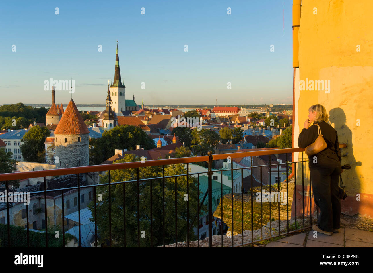 La vieille ville de Tallinn ville médiévale de tours de défense et les murs de l'église St Olafs Baltique Europe UE Estonie Banque D'Images