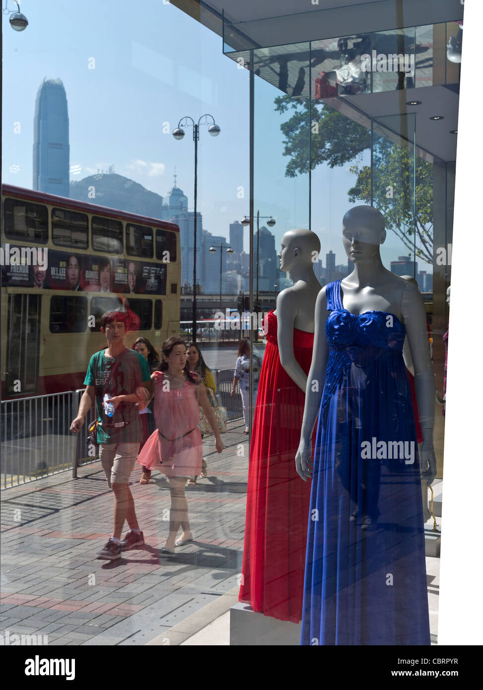 Asie dh'Tsim Sha Tsui Hong Kong fashion dress shop frais et deux touristes gens Banque D'Images