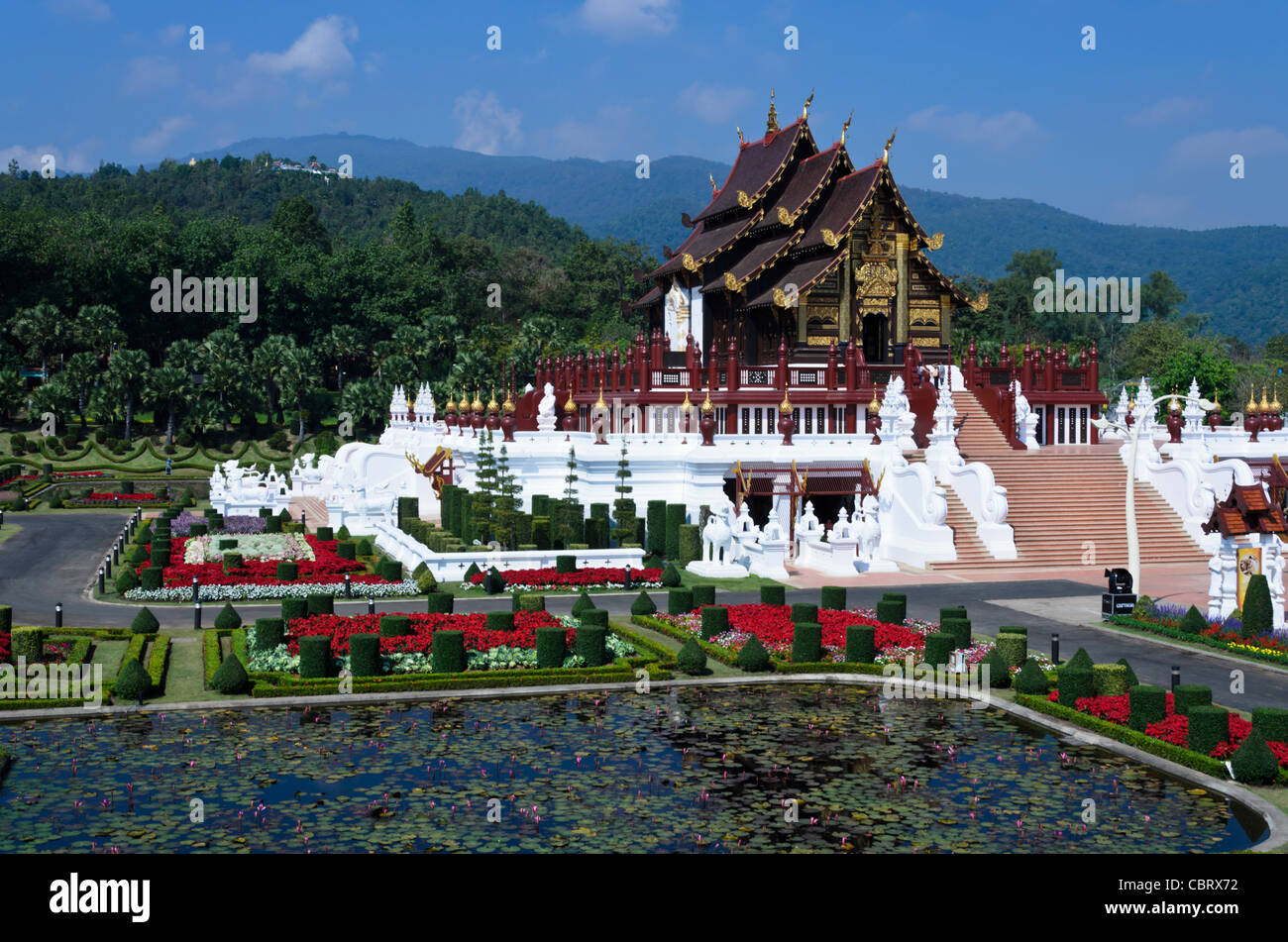 Le Royal Pavilion at Royal Flora Ratchaphruek à Chiang Mai Thaïlande avec étang en premier plan et les montagnes en arrière-plan Banque D'Images