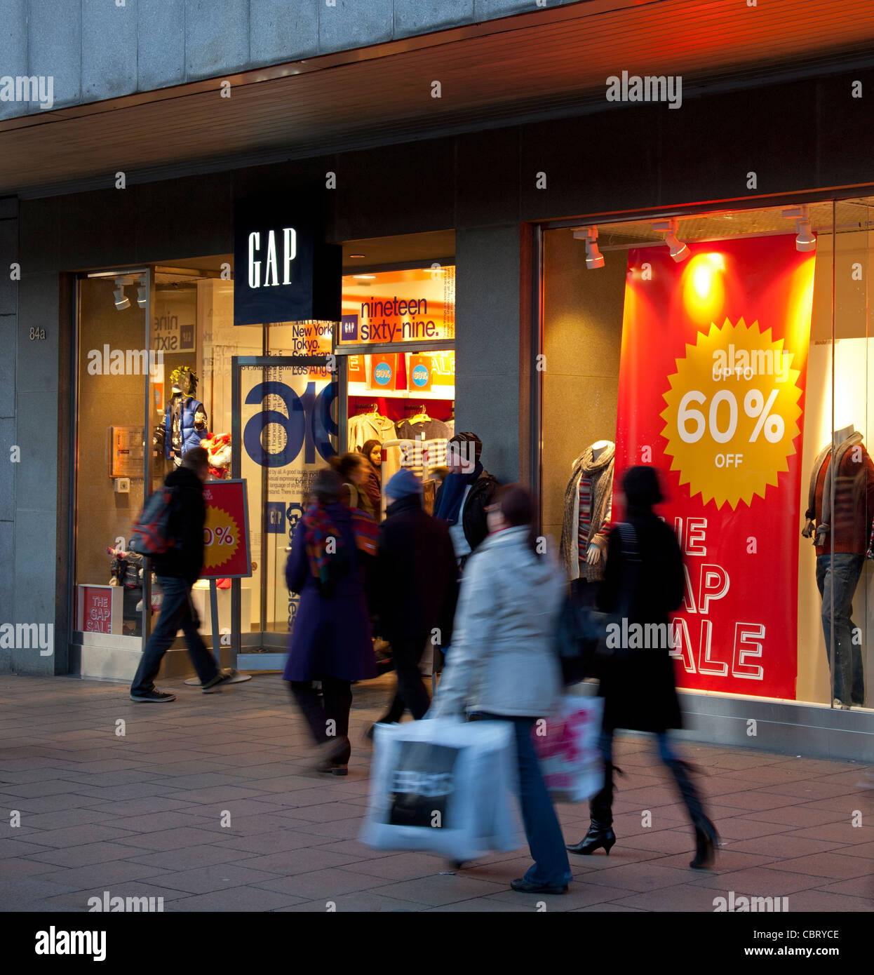 Shopping magasin avec vente écart Princes Street Edinburgh Scotland, UK Europe Banque D'Images