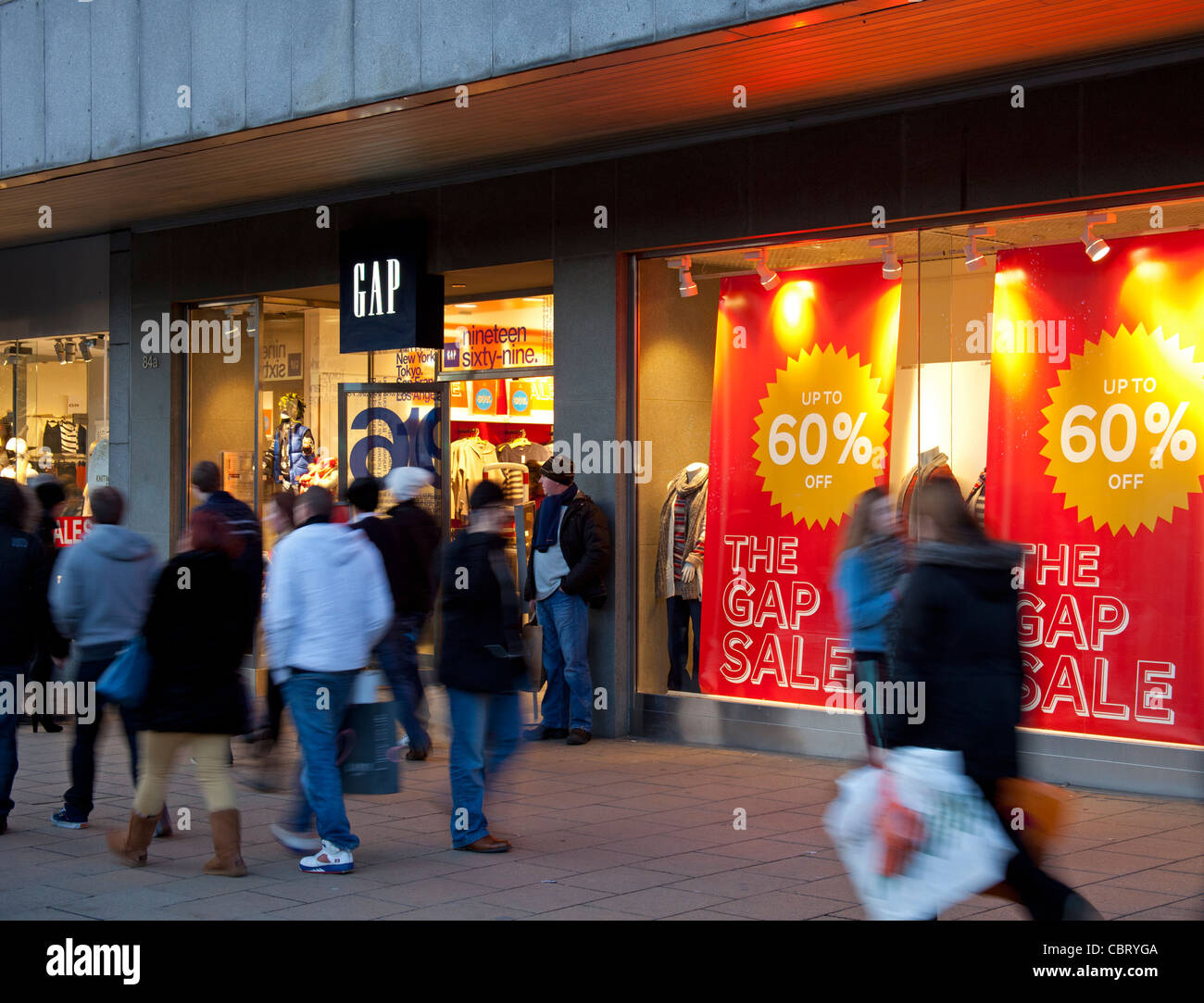 Shopping magasin avec vente écart Princes Street Edinburgh Scotland, UK Europe Banque D'Images