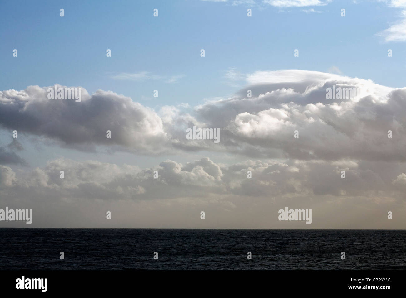 Cloudscape Tremadog Bay menant à la baie de Cardigan au Pays de Galles Gwyendd Criccieth Banque D'Images