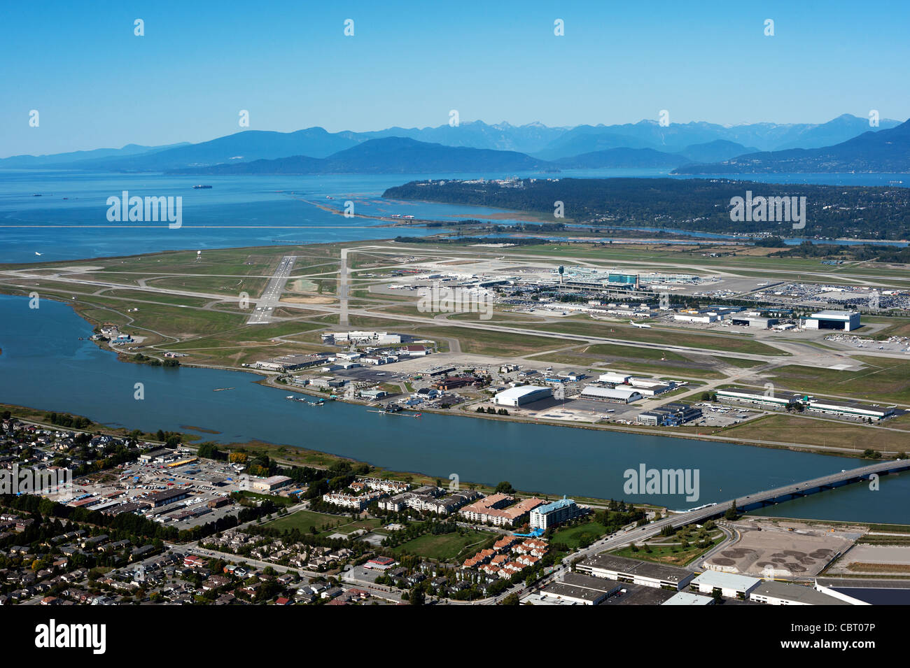 Vancouver - Richmond, antenne de l'île de la mer avec l'Aéroport International de Vancouver et la chaîne Côtière Banque D'Images