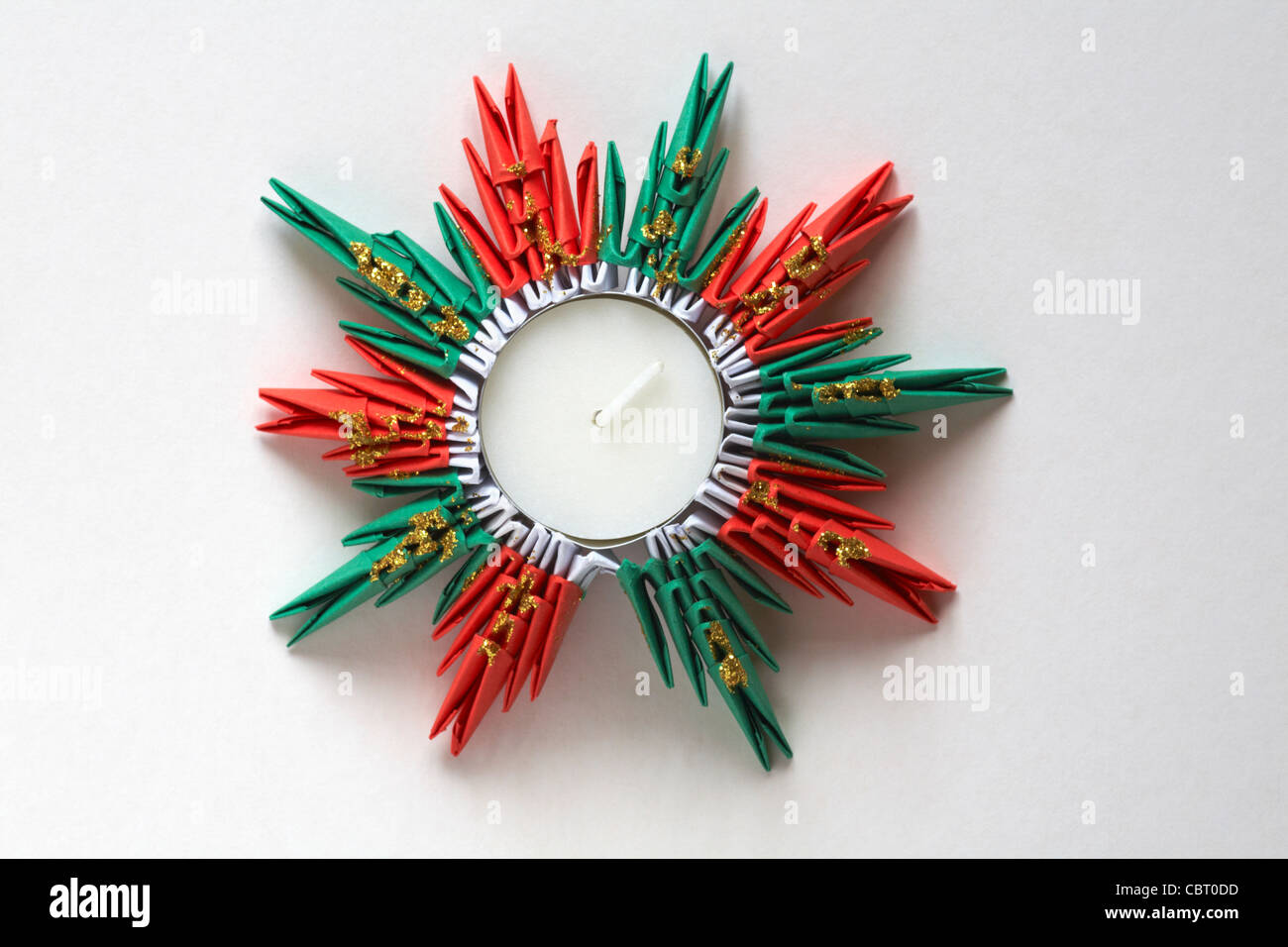 L'origami tealight candle holder pour Noël isolé sur fond blanc Banque D'Images