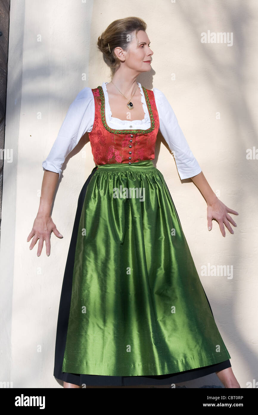 Vieille Femme en costume traditionnel bavarois Photo Stock - Alamy