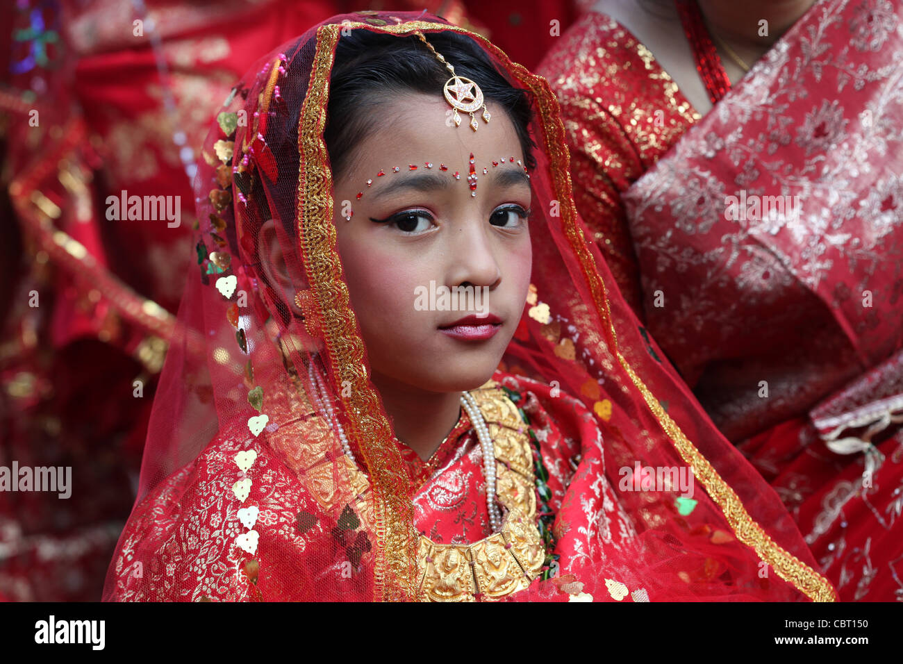 Cérémonie traditionnelle Hindu Rite de passage pour les jeunes filles népalaises Banque D'Images