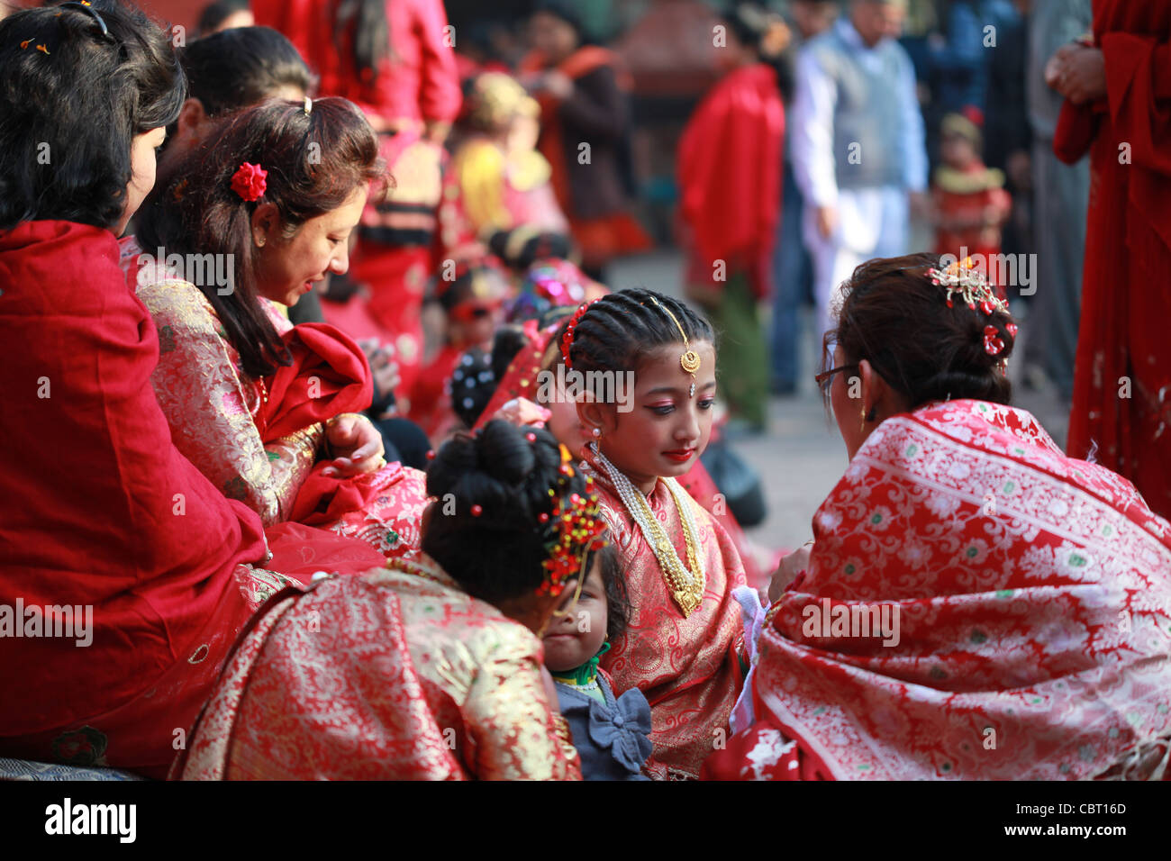 Cérémonie traditionnelle Hindu Rite de passage pour les jeunes filles népalaises Banque D'Images