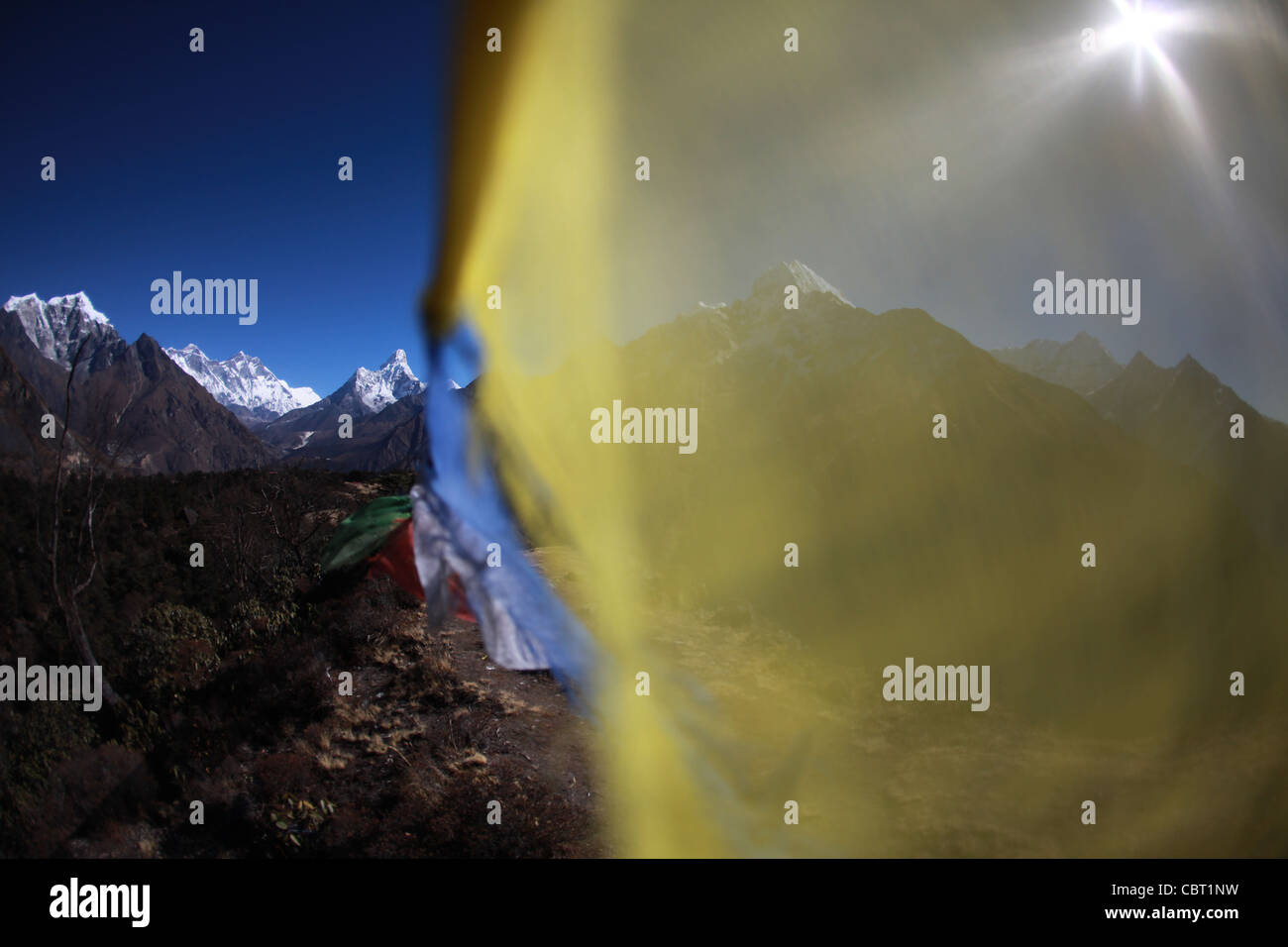 Panorama de la vallée de Khumbu, Everest, Ama Dablam et les drapeaux de prières vu de Namche Bazar Banque D'Images