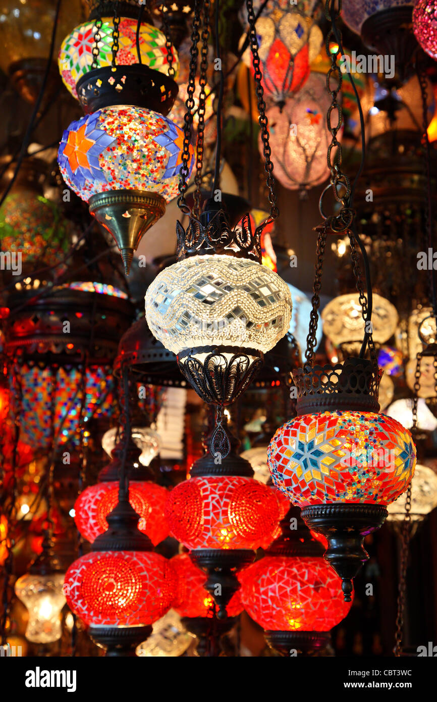 Une boutique avec de belles lampes de style oriental en Kapali Carsi ('Marché Couvert'), Istanbul, Turquie. Banque D'Images