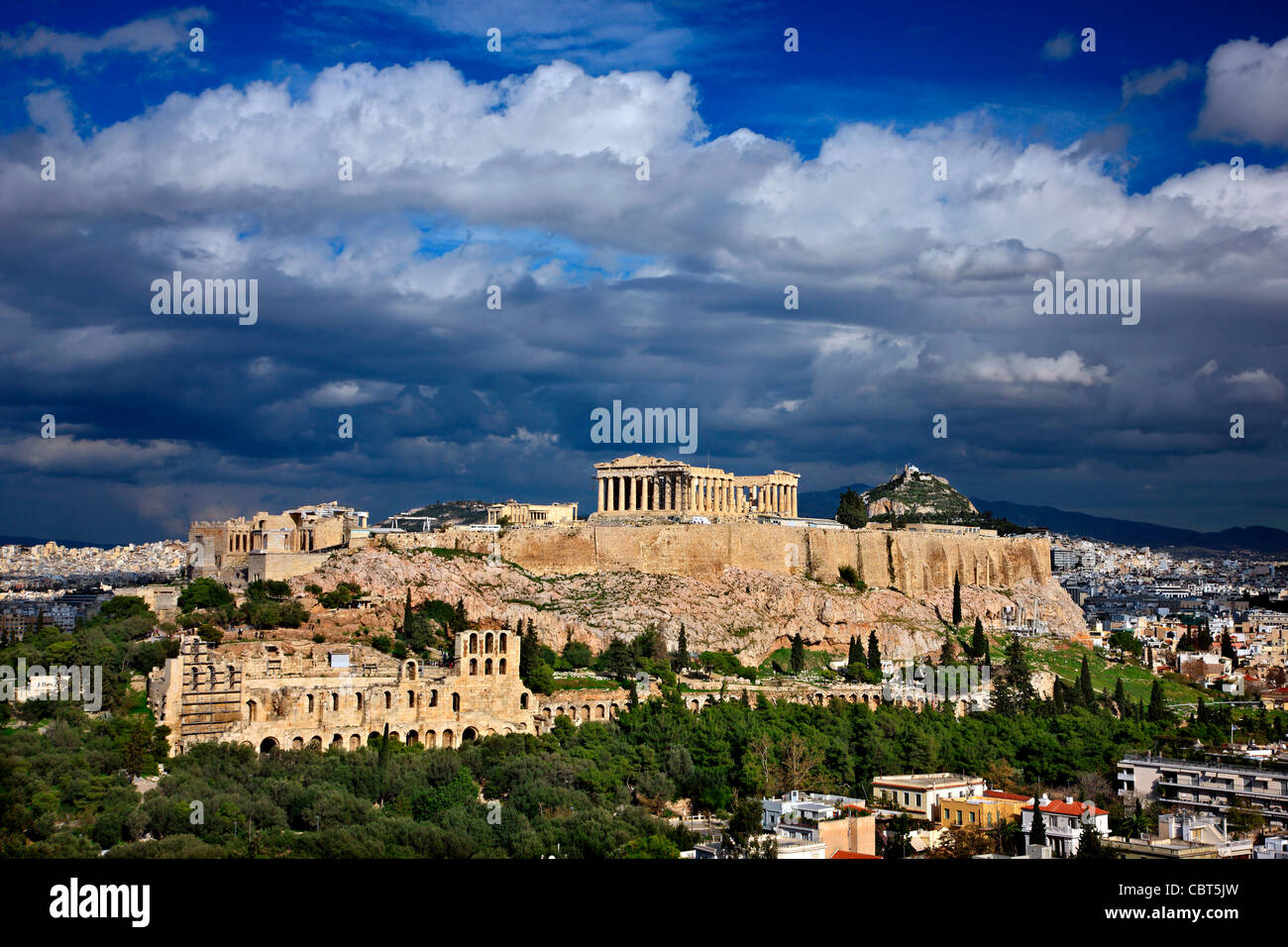L'acropole d'Athènes sous un ciel nuageux. Banque D'Images