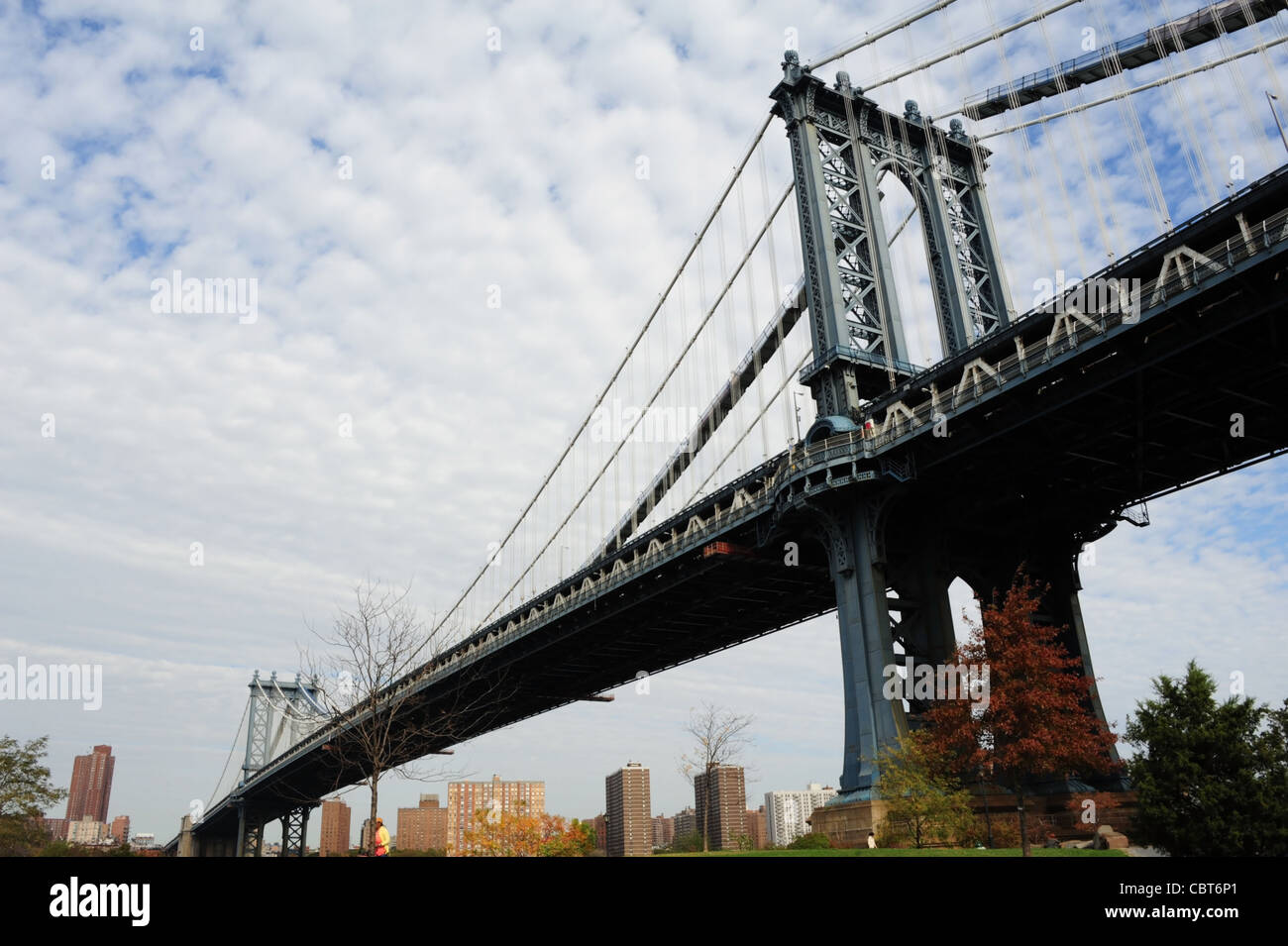 Voir l'automne Manhattan pont suspendu, jusqu'à l'égard de l'altocumulus, Empire-Fulton Ferry State Park, Brooklyn Banque D'Images