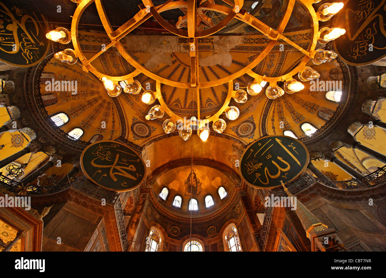 Vue intérieure de la basilique Sainte-Sophie, avec belle fresque chrétienne, islamique, inscriptions et impressionnant lustre. Istanbul, Turquie Banque D'Images