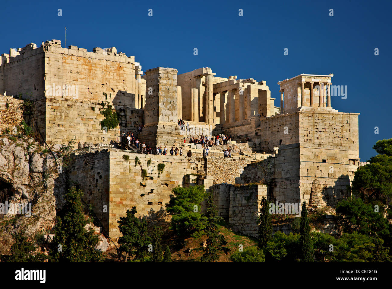 Les Propylées de l'acropole d'Athènes avec le temple d'Athéna Nike sur le côté supérieur droit. Athènes, Gree Banque D'Images