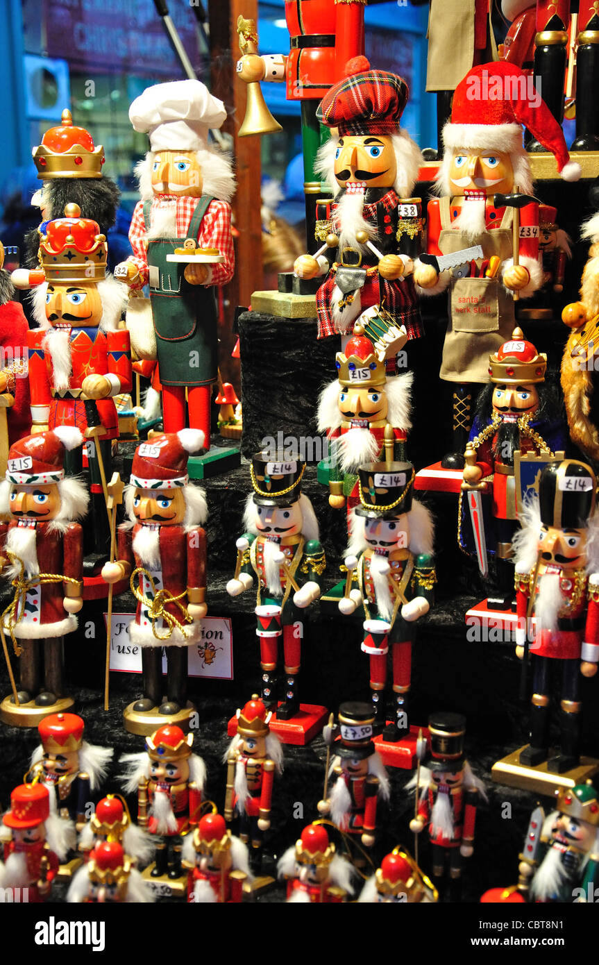 Décorations en bois au marché de Noël de Francfort, Victoria Square, Birmingham, West Midlands, England, United Kingdom Banque D'Images