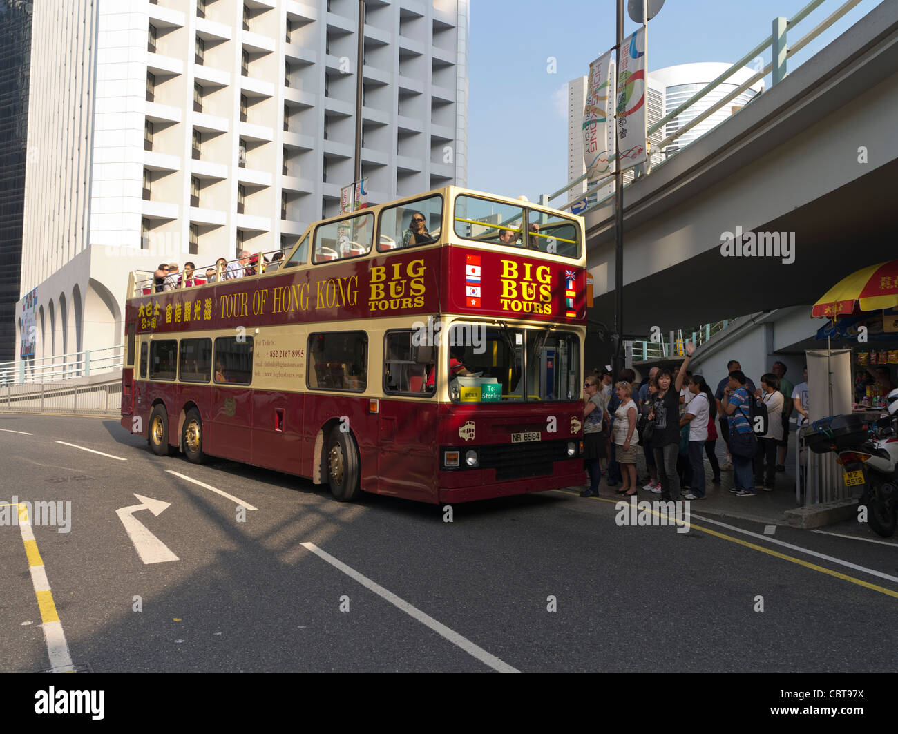 Dh Big Bus Tour CENTRAL HONG KONG Garden Road Peak Tram Terminus de bus de touristes open top visites Banque D'Images