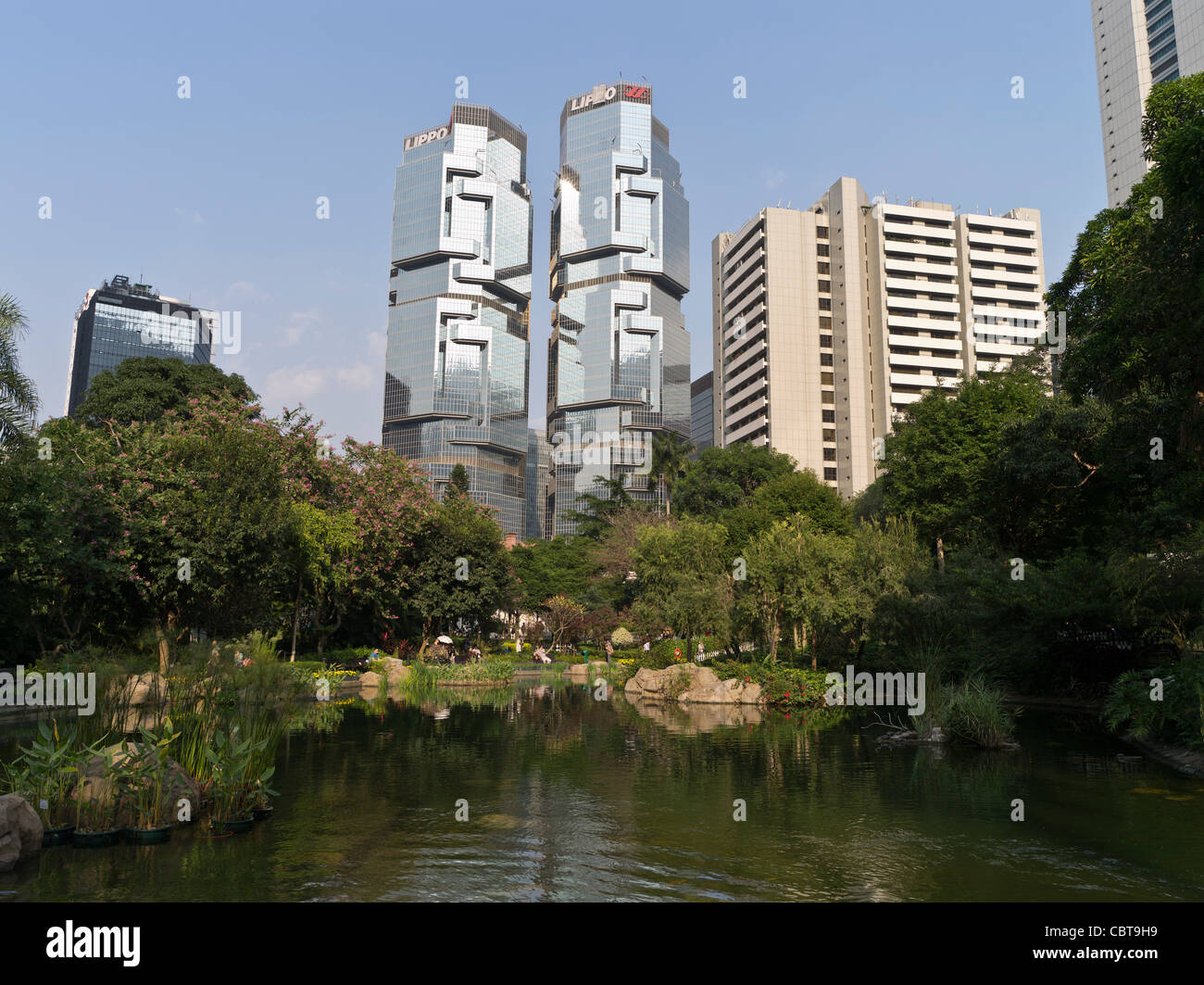 Dh Hong Kong Park CENTRAL HONG KONG Garden Park Lake et Lippo Tours Centre jardins modernes gratte-ciel Banque D'Images