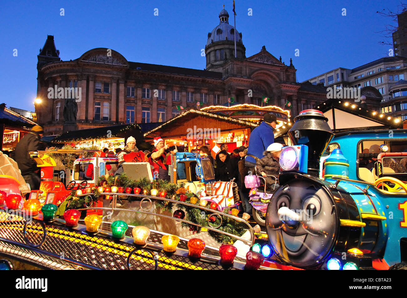 Children's ride au Marché de Noël de Francfort, Victoria Square, Birmingham, West Midlands, England, United Kingdom Banque D'Images