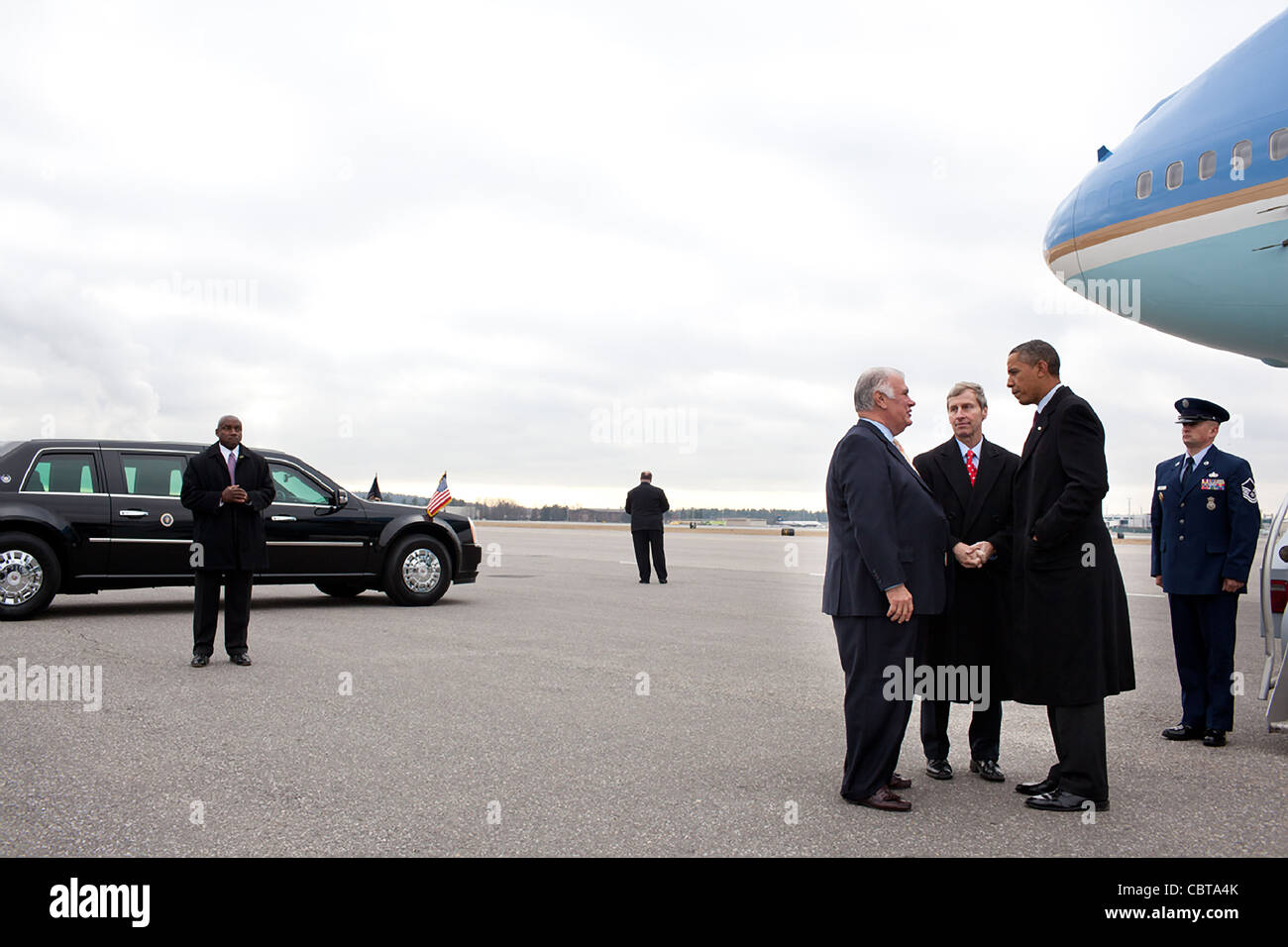 Le président américain Barack Obama salue le maire Ted Gatsas Manchester, à gauche, et le New Hampshire, le gouverneur John Lynch a votre arrivée à l'aéroport de Manchester, le 22 novembre 2011 à Manchester, NH. Banque D'Images