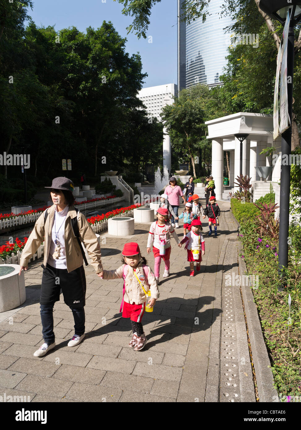 Dh Hong Kong Hong Kong Central Parc Jardin d'enfants en uniforme et aides à l'école de la Chine chinois Banque D'Images