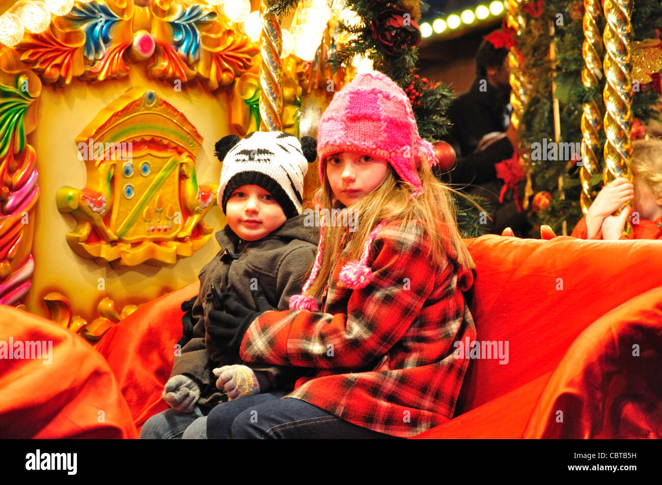 Les enfants sur le marché de Noël de Francfort, carrousel, Victoria Square, Birmingham, West Midlands, England, United Kingdom Banque D'Images