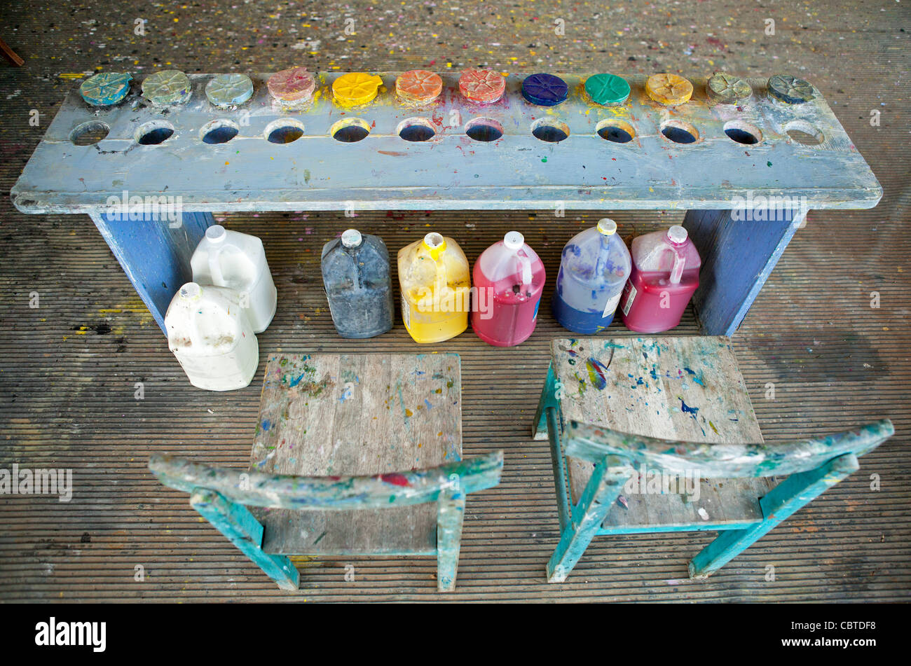 Une zone de peinture d'un children's art studio est prêt pour les petits artistes. Banque D'Images