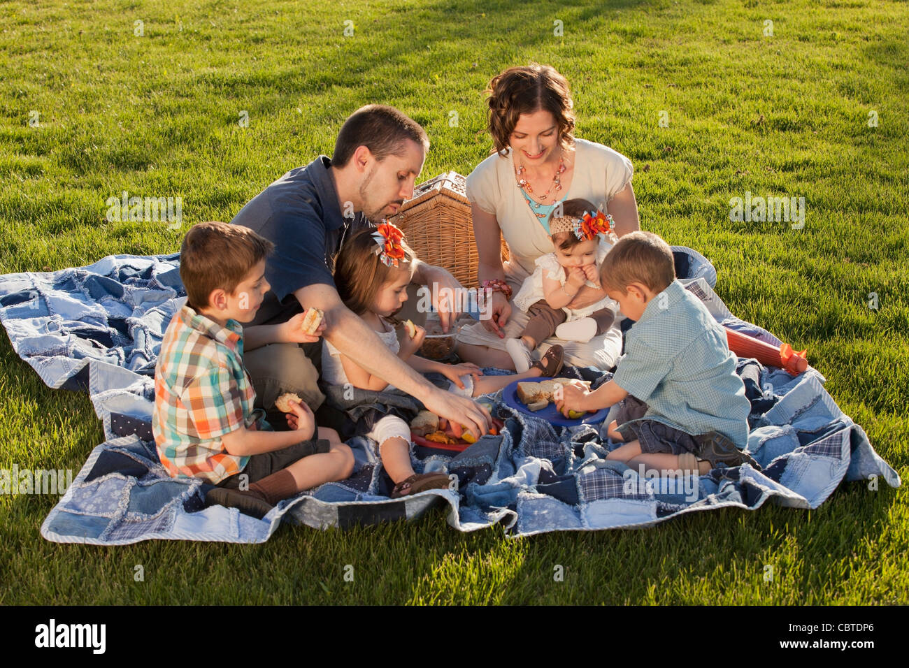 Pique-nique en famille caucasienne Banque D'Images