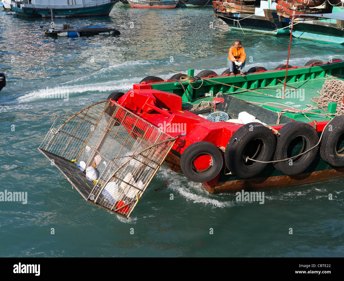 Aberdeen Harbour dh flotsam ABERDEEN bateau de dragage de HONG KONG environnement ordures nettoyage pour collecter l'eau, nettoyer la litière Banque D'Images